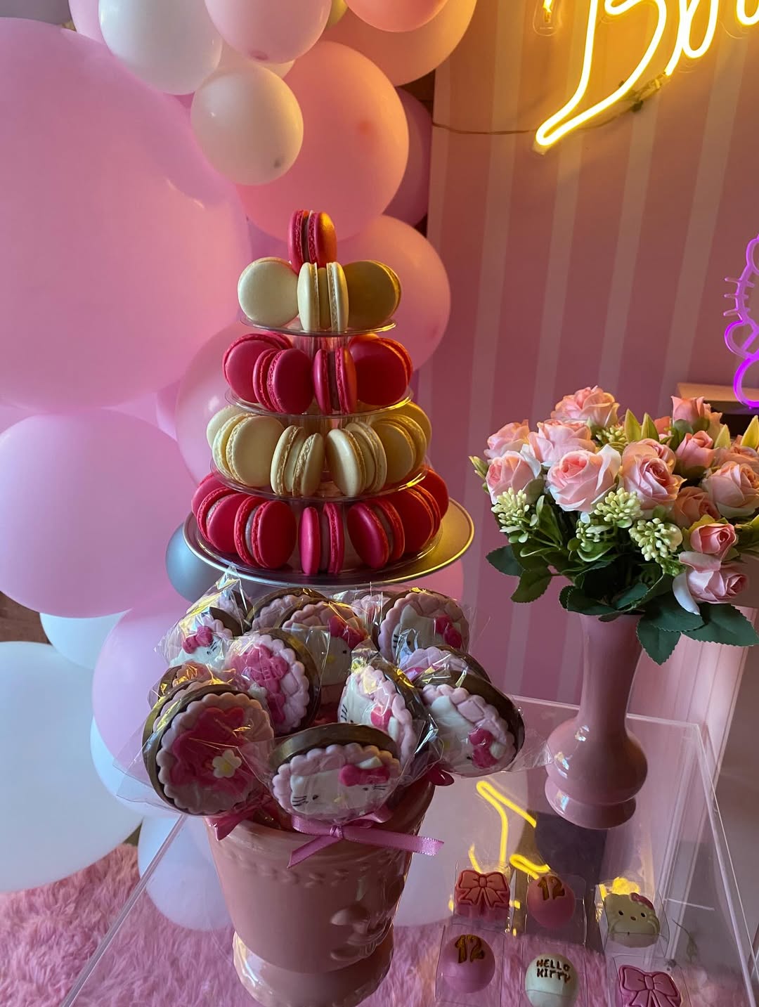 Mesa de festa com doces e macarons da Doces Marcante